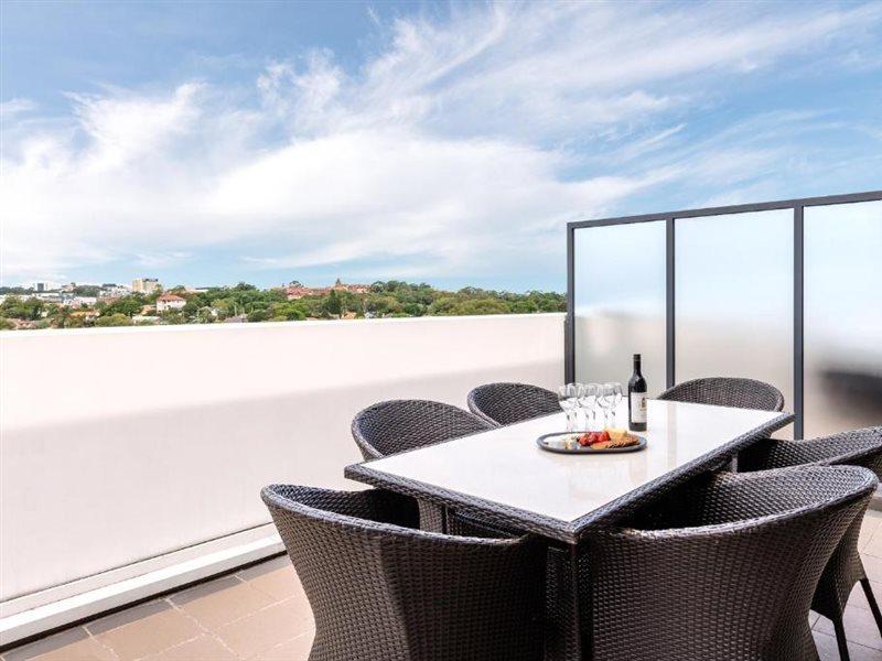 เมอริตัน สวีท เซตแลนด์ Aparthotel ซิดนีย์ ภายนอก รูปภาพ A balcony at the hotel