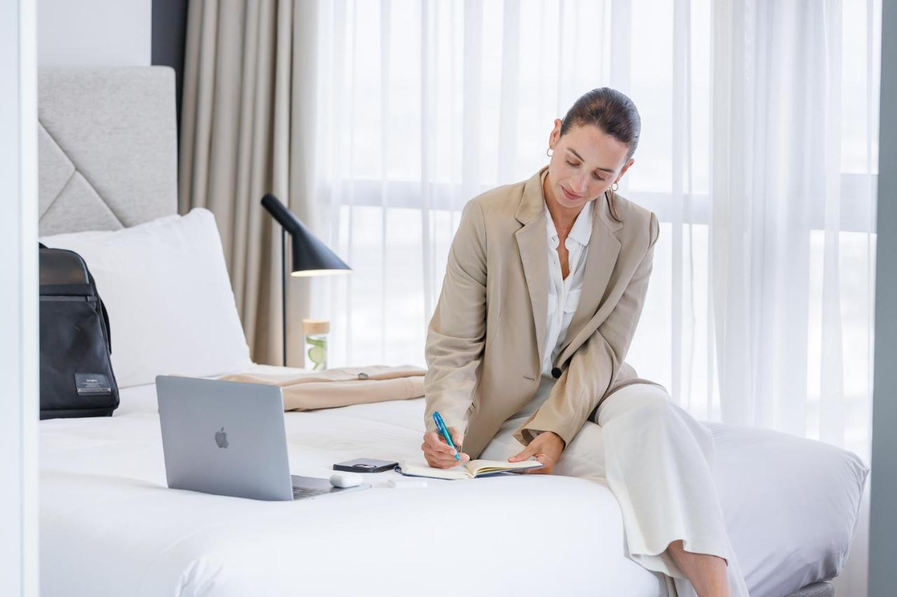 เมอริตัน สวีท เซตแลนด์ Aparthotel ซิดนีย์ ภายนอก รูปภาพ A business traveller working in a hotel room