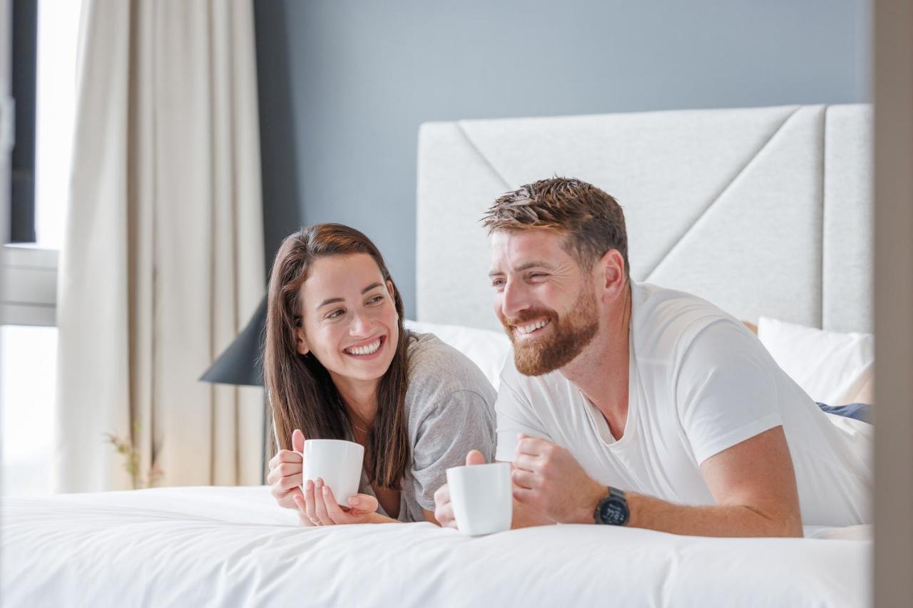 เมอริตัน สวีท เซตแลนด์ Aparthotel ซิดนีย์ ภายนอก รูปภาพ A couple drinking coffee in bed