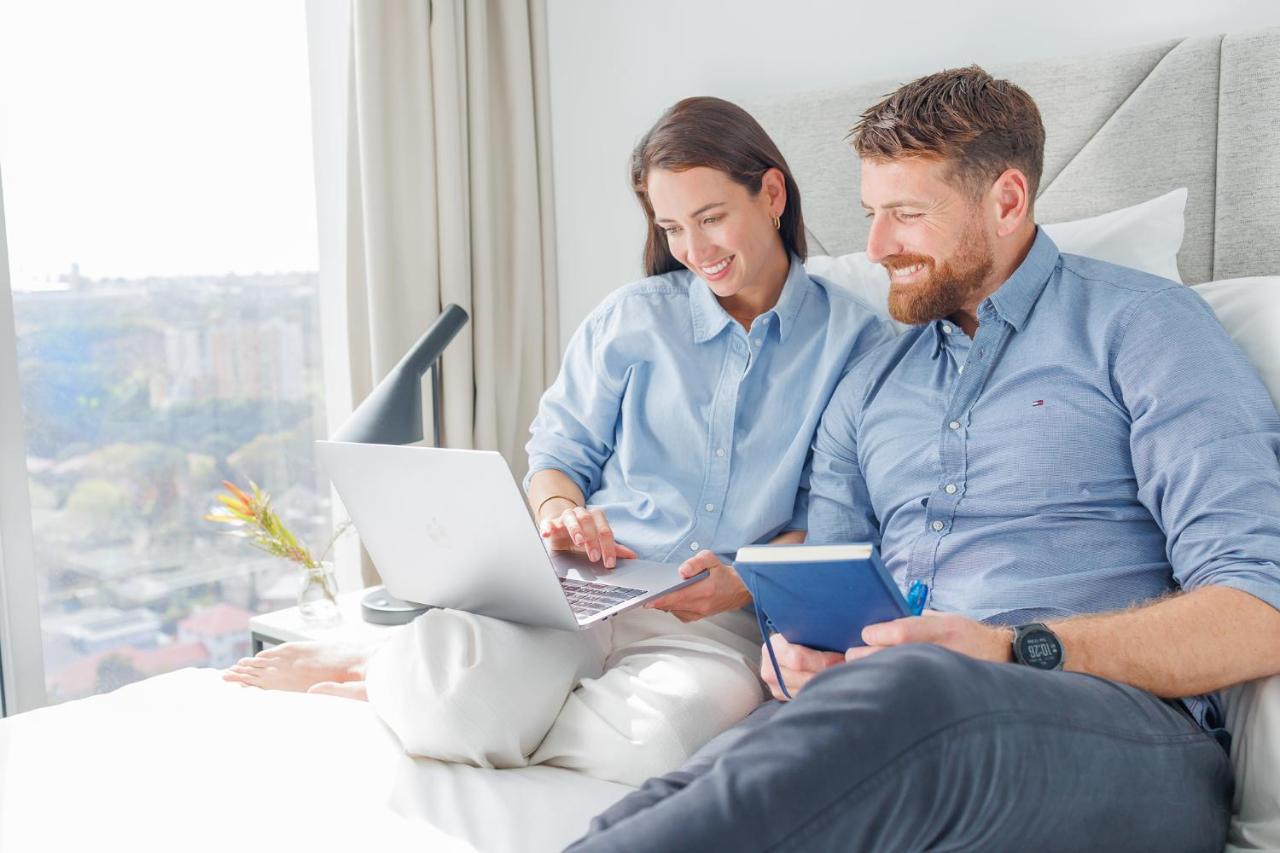 เมอริตัน สวีท เซตแลนด์ Aparthotel ซิดนีย์ ภายนอก รูปภาพ A couple using a laptop