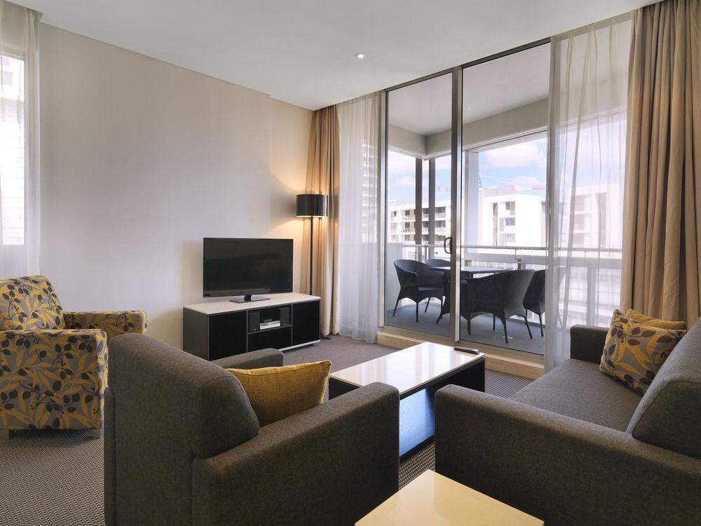 เมอริตัน สวีท เซตแลนด์ Aparthotel ซิดนีย์ ภายนอก รูปภาพ A living room at the hotel